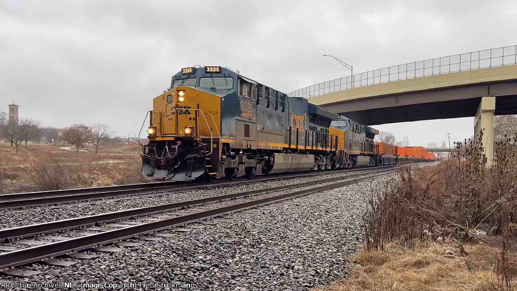 CSX 3325 leads I137.